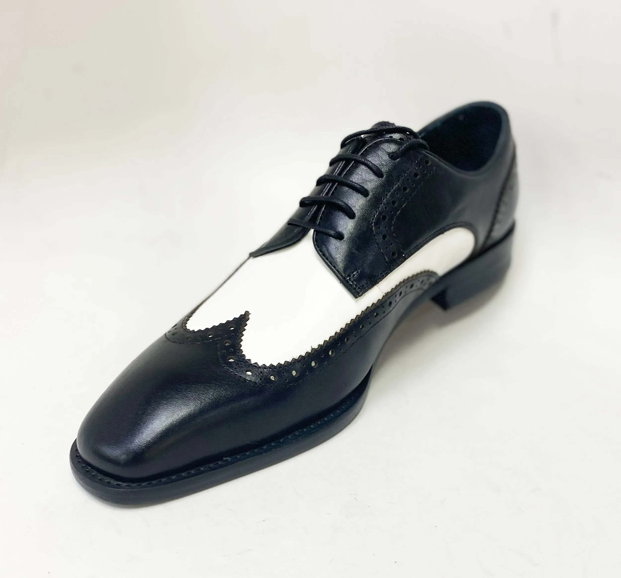 Burnished Leather Lace-Up Shoe Black/White